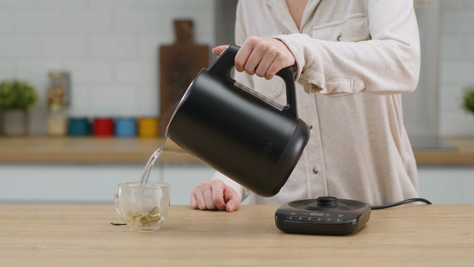 ninja-kt200uk-in-use-kitchen-woman-tea-videostill4